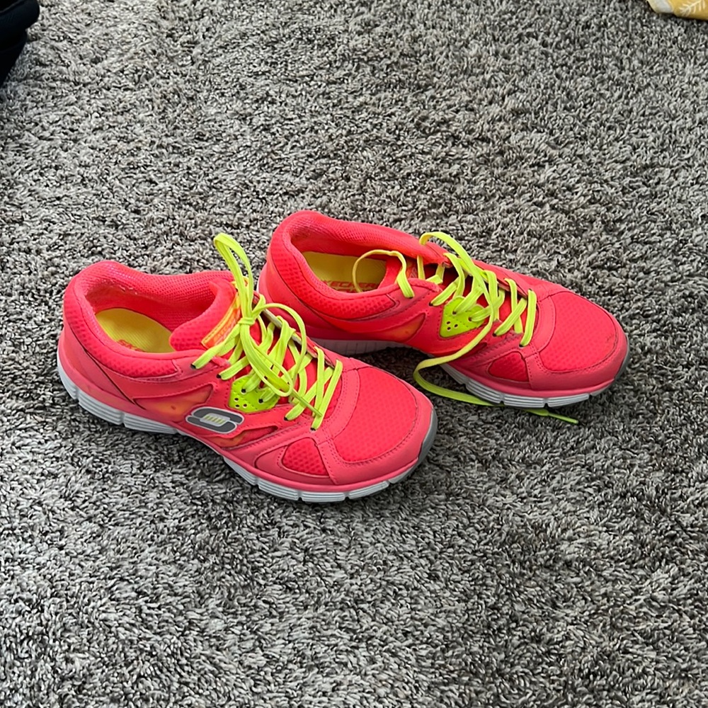 Sketchers Tennis Shoes
